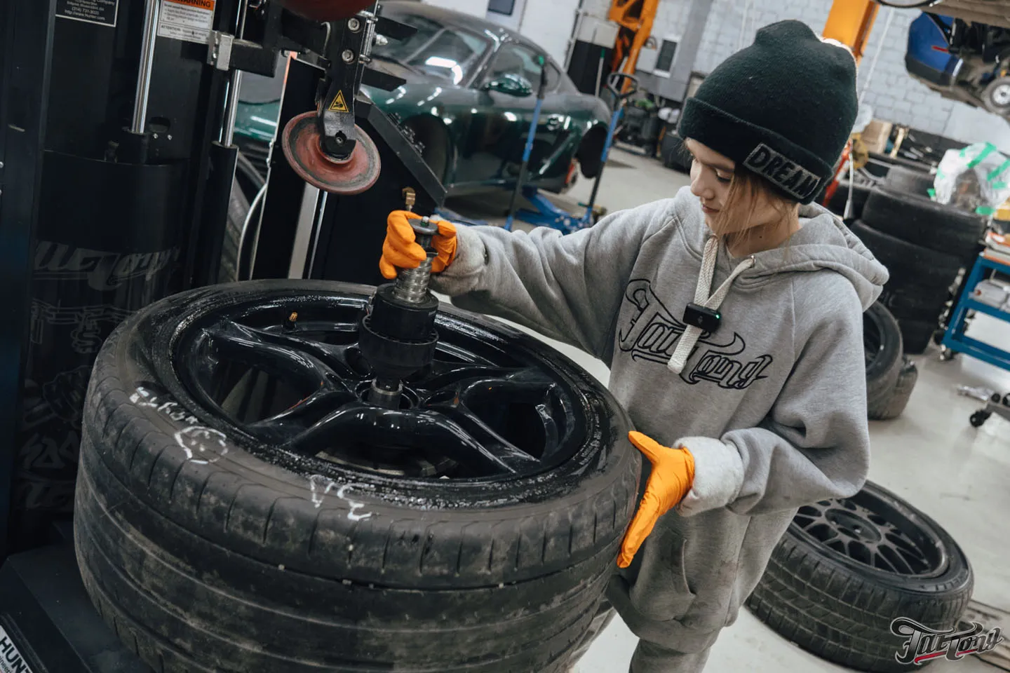 Фирменный Шиномонтаж на вибростенде на оборудовании Hunter для Porsche Caymаn: справится даже ребенок!